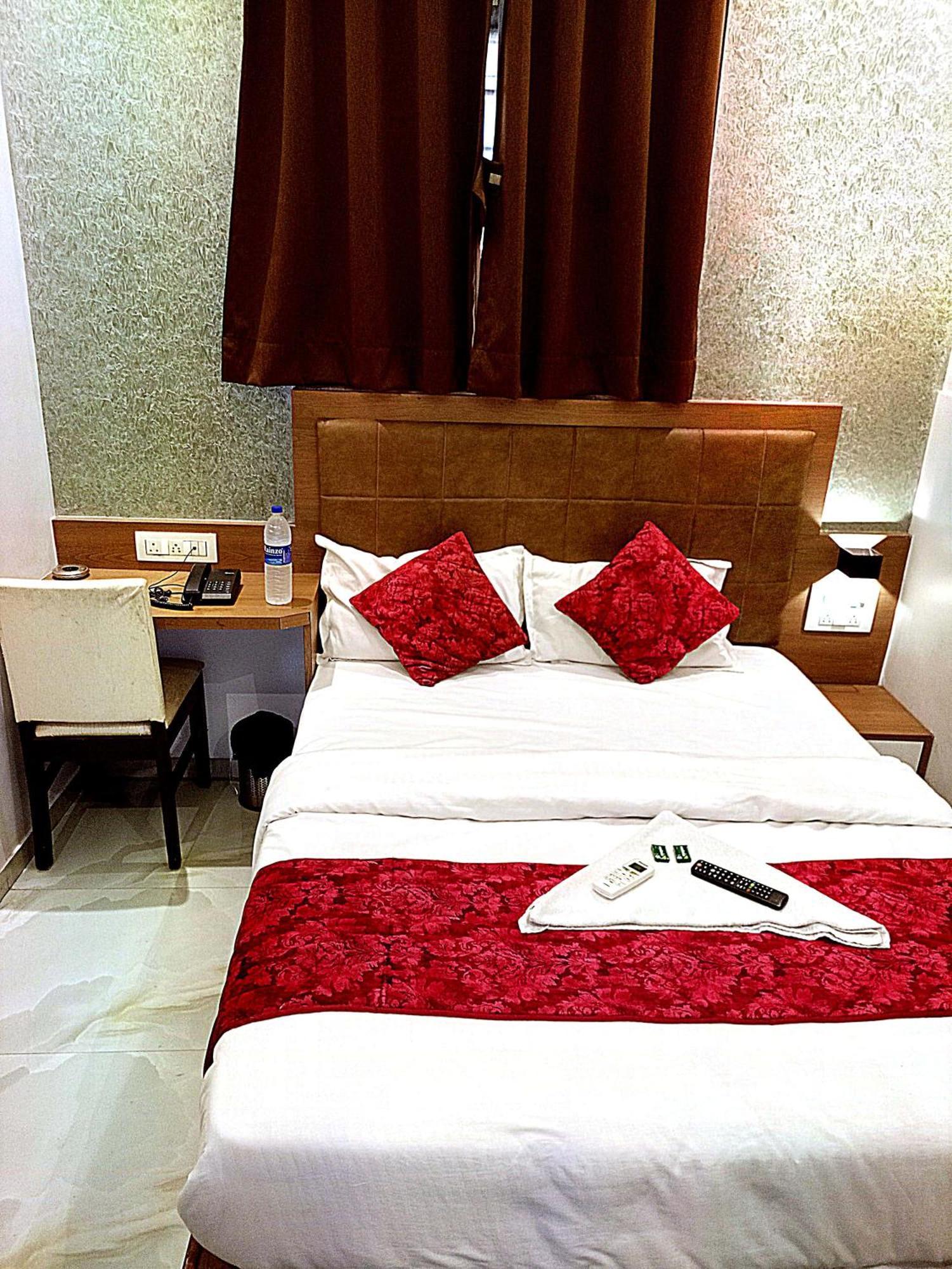 Hotel Kishan Lodging & Boarding - Mumbai — Photos 1